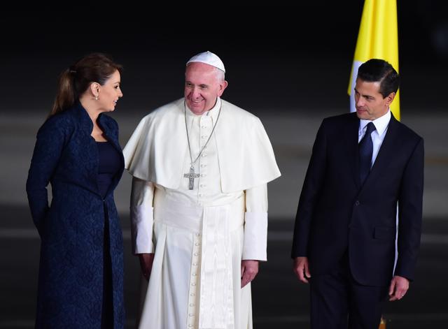 Pope Francis smiles next to Mexican President Enrique Pena Nieto (R) and First Lady Angelica Rivera (L) before boarding a plane for Rome at the airport in Ciudad Juarez, Chihuahua state, Mexico, on February 17, 2016. (AFP) Pope Francis smiles next to Mexican President Enrique Pena Nieto (R) and First Lady Angelica Rivera (L) before boarding a plane for Rome at the airport in Ciudad Juarez, Chihuahua state, Mexico, on February 17, 2016. (AFP)