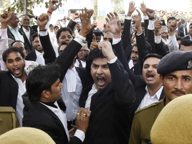Lawyers assaulting a journalist outside Patiala House Court in New Delhi, India, on Wednesday, February 17, 2016. (Hindustan Times) Lawyers assaulting a journalist outside Patiala House Court in New Delhi, India, on Wednesday, February 17, 2016. (Hindustan Times)
