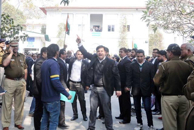 Lawyers raise Indian flag and shout slogans at Patiala House courts. (HT Photo)