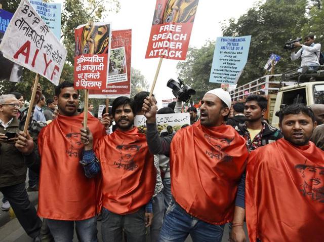 CPI members join hands with JNU students and professors for a protest march from Mandi House to Jantar Mantar. (Sonu Mehta/HT Photo ) CPI members join hands with JNU students and professors for a protest march from Mandi House to Jantar Mantar. (Sonu Mehta/HT Photo )