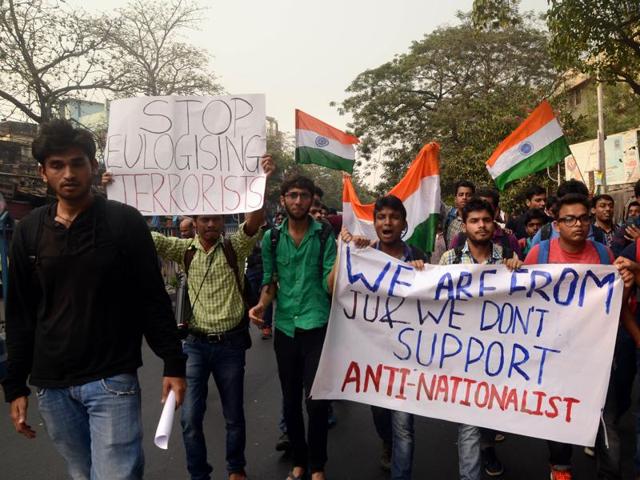 ABVP supporters took out a rally towards JU chanting nationalistic slogans and waving national flags.(Prateek Choudhury/Hindustan Times)
