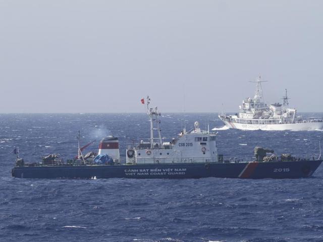 A ship (top) of the Chinese Coast Guard is seen near a ship of the Vietnam Marine Guard in the South China Sea, about 210 km (130 miles) off the shore of Vietnam, in this May 14, 2014 file photo. (REUTERS) A ship (top) of the Chinese Coast Guard is seen near a ship of the Vietnam Marine Guard in the South China Sea, about 210 km (130 miles) off the shore of Vietnam, in this May 14, 2014 file photo. (REUTERS)