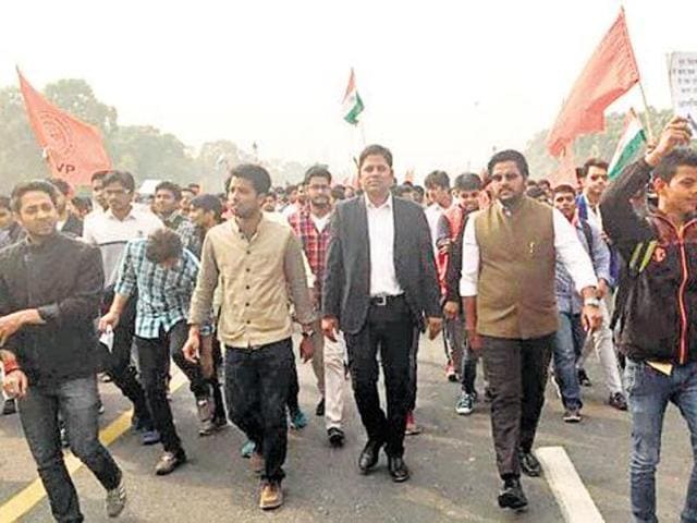 Vikram Chauhan (C, in black coat) attending an AVBP rally. A group of lawyers on Thursday felicitated Chauhan, the lawyer who led the protest at Patiala House court on both Monday and Wednesday. He also allegedly led a mob that targeted JNU students’ union leader Kanhaiya Kumar in the court premises.(HT Photo)