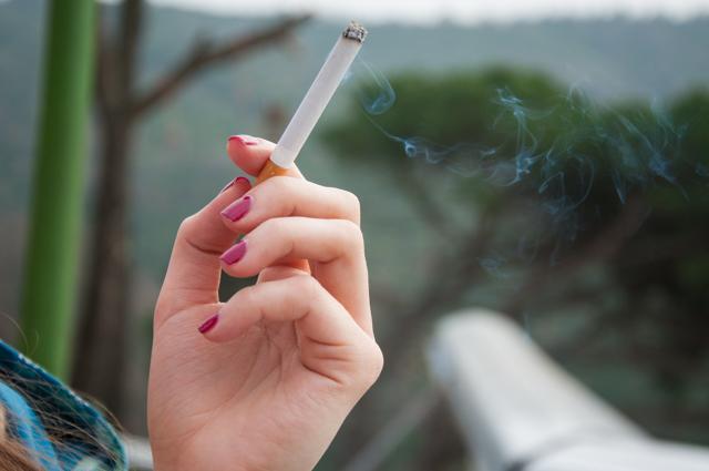 Children of mothers who smoked during their pregnancy are more prone to faster lung aging. (Shutterstock)
