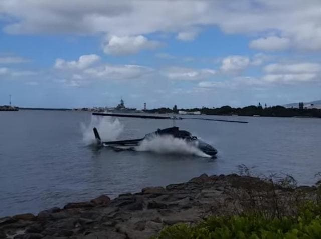 The moment the helicopter fell into the Pearl harbour(YouTube screengrab)
