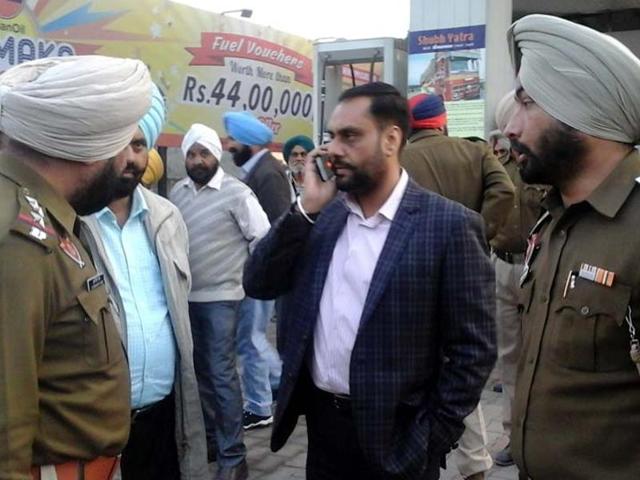 Panic prevailed on the busy Jalandhar Road on Thursday evening when a team of Nawanshahr police and a member of the Jaggu Bhagwanpuria gang exchanged fire near a petrol pump in the town. (HT Photo) Panic prevailed on the busy Jalandhar Road on Thursday evening when a team of Nawanshahr police and a member of the Jaggu Bhagwanpuria gang exchanged fire near a petrol pump in the town. (HT Photo)
