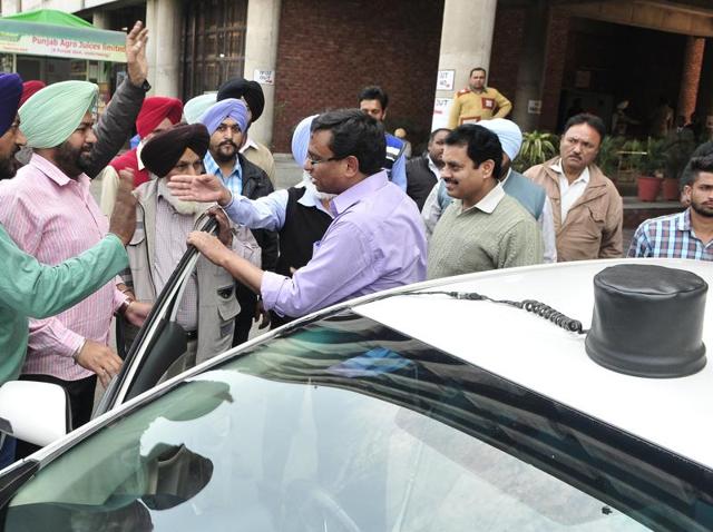 The drivers’ welfare association of civil secretariat and mini-secretariat — attached with ministers/ bureaucrats— went on strike in Chandigarh.(Keshav Singh/HT Photo)