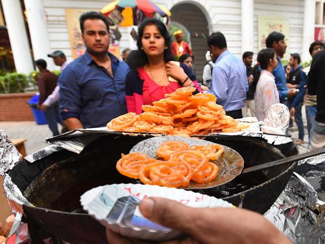 Now that you’re ready: How about some hot jalebis that are sure to remind you of those yummy one’s from Purani Dilli? (Raj K Raj / HT Photo) 