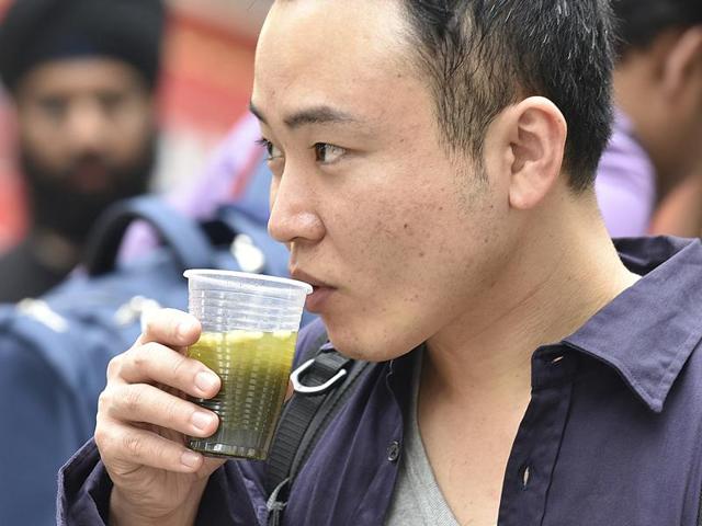 Winter, what winter? People sure are enjoying Purani Dilli’s famous jaljeera drink at the food fest. (Raj K Raj / HT Photo) 