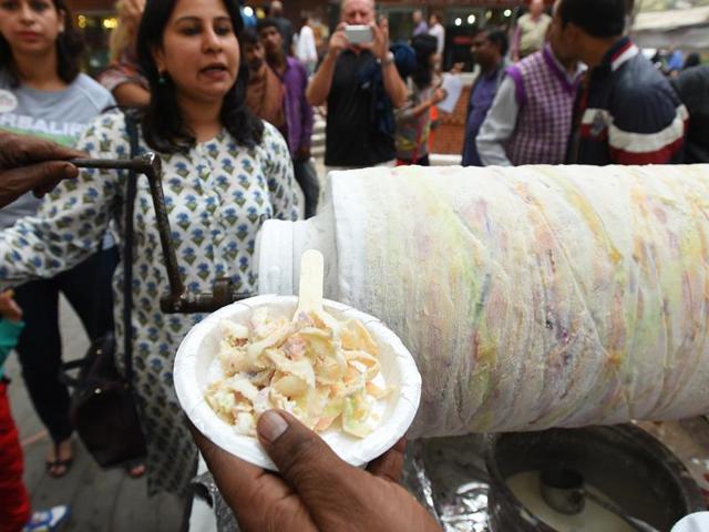 And there are so many people. Hope you’re including some street style bhalla-papdi in your weekend plans?  (Raj K Raj / HT Photo) 