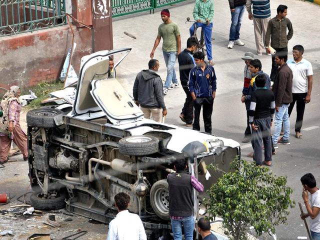 Jat students damaged a car outside the IGP’s office in Rohtak. (Manoj Dhaka/HT Photo) Jat students damaged a car outside the IGP’s office in Rohtak. (Manoj Dhaka/HT Photo)