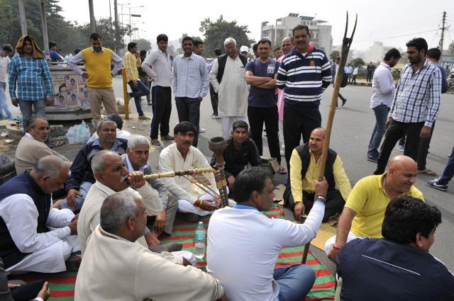 Members of the Jat community sit in protest at Bakhtawar Chowk. (Abhinav Saha/HindustanTimes) Members of the Jat community sit in protest at Bakhtawar Chowk. (Abhinav Saha/HindustanTimes)