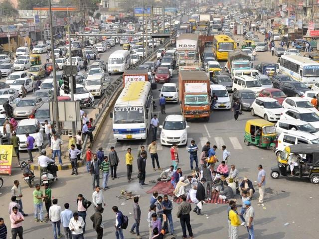 Protesters block the roads at Bakhtawar Chowk, Gurgaon, on Friday.(Abhinav Saha/HT Photo)