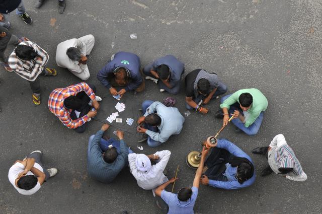 The protesters sat on roads, playing cards and smoking hookah, unperturbed by the commuters and constant honking. (Abhinav Saha/HT Photo)
