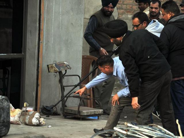 A ‘bomb-like’ object was found near Pathankot Chowk on Jalandhar- Pathankot national higway on January 26.(HT File Photo) A ‘bomb-like’ object was found near Pathankot Chowk on Jalandhar- Pathankot national higway on January 26.(HT File Photo)