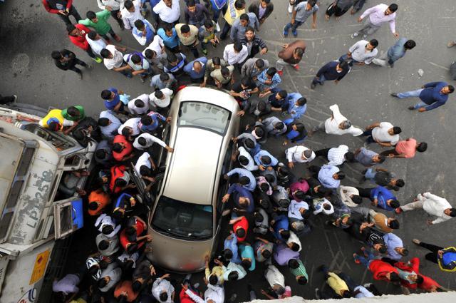 Protesters surrounded a vehicle while it tried to cross the signal which was blocked by them. (Abhinav Saha/HindustanTimes) Protesters surrounded a vehicle while it tried to cross the signal which was blocked by them. (Abhinav Saha/HindustanTimes)