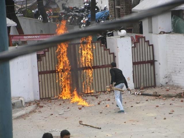 The main gate of IGP’s office( Rohtak range) set on fire by a protesting student. (Manoj Dhaka/HT )