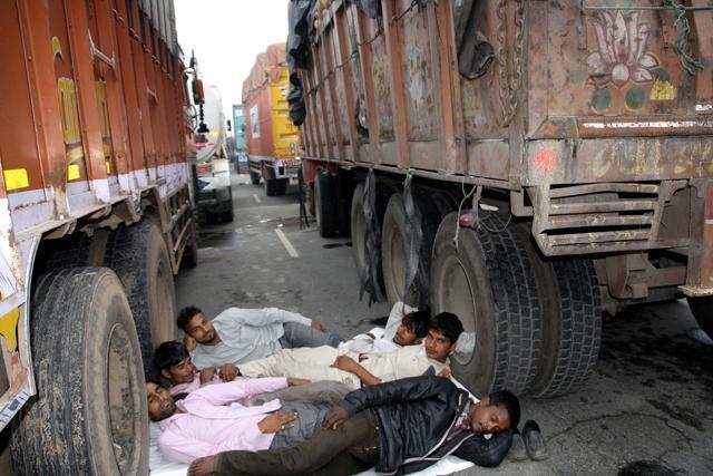 There were long queues of vehicles at petrol stations in Rohtak due to the blockade by Jat protesters. (Manoj Dhaka/HT Photo) There were long queues of vehicles at petrol stations in Rohtak due to the blockade by Jat protesters. (Manoj Dhaka/HT Photo)