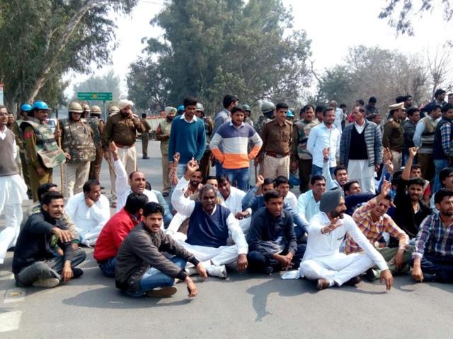 Jat protesters blocking National Highway 1 in Sonepat on Saturday.(HT Photo)