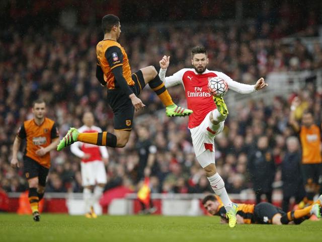 Arsenal's Olivier Giroud in action with Hull City's Curtis Davies during the FA Cup fifth-round match at the Emirates Stadium.(REUTERS)