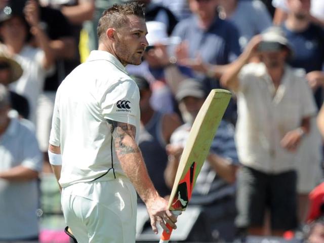 Steve Smith (L), captain of Australia, shakes hands with Brendon McCullum, his New Zealand counterpart, as McCullum comes on to bat on day one of the second Test match in Christchurch on February 20, 2016. (AFP Photo) Steve Smith (L), captain of Australia, shakes hands with Brendon McCullum, his New Zealand counterpart, as McCullum comes on to bat on day one of the second Test match in Christchurch on February 20, 2016. (AFP Photo)
