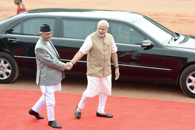 PM Narendra Modi escorting his Nepalese counterpart KP Oli at the Rashtrapati Bhavan on Saturday. (Sonu Mehta/HT Photo) PM Narendra Modi escorting his Nepalese counterpart KP Oli at the Rashtrapati Bhavan on Saturday. (Sonu Mehta/HT Photo)