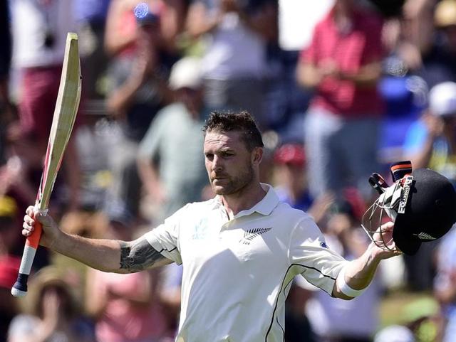Brendon McCullum lifts his bat and helmet to the fans as he walks from the field during day one of the second Test match between New Zealand and Australia at the Hagley Park in Christchurch on February 20, 2016. (AFP Photo) Brendon McCullum lifts his bat and helmet to the fans as he walks from the field during day one of the second Test match between New Zealand and Australia at the Hagley Park in Christchurch on February 20, 2016. (AFP Photo)