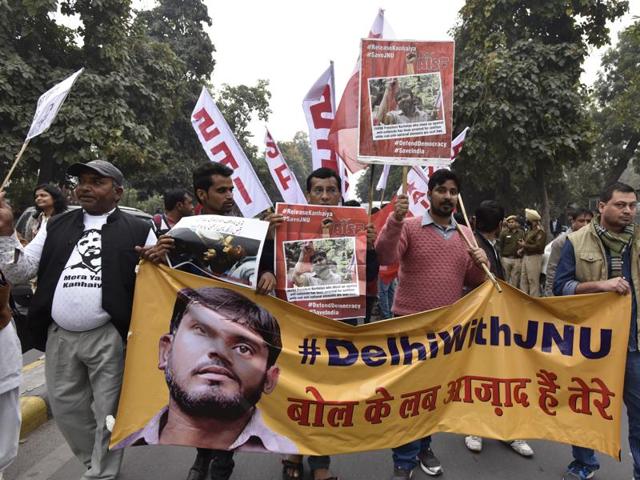 JNU students, professors and CPI party members protest for the release of JNUSU president Kanhaiya Kumar in New Delhi. (Sonu Mehta/HT Photo)