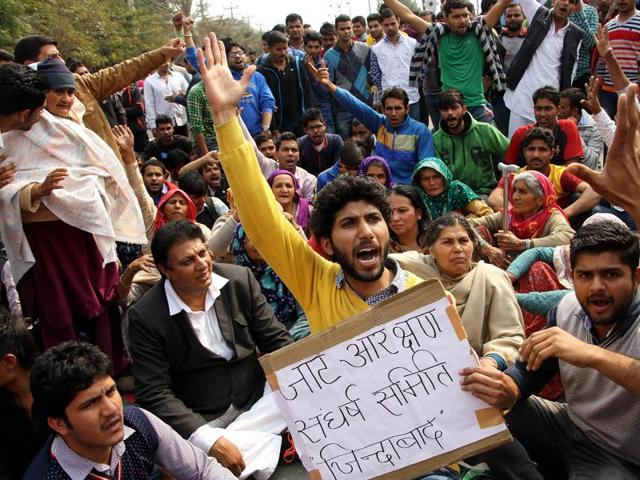 Jat students block the Rohtak-Delhi road in front of MDU gate near residence of Haryana finance minister Capt Abhimanyu at Rohtak on Wednesday.(Manoj Dhaka/HT Photo) Jat students block the Rohtak-Delhi road in front of MDU gate near residence of Haryana finance minister Capt Abhimanyu at Rohtak on Wednesday.(Manoj Dhaka/HT Photo)