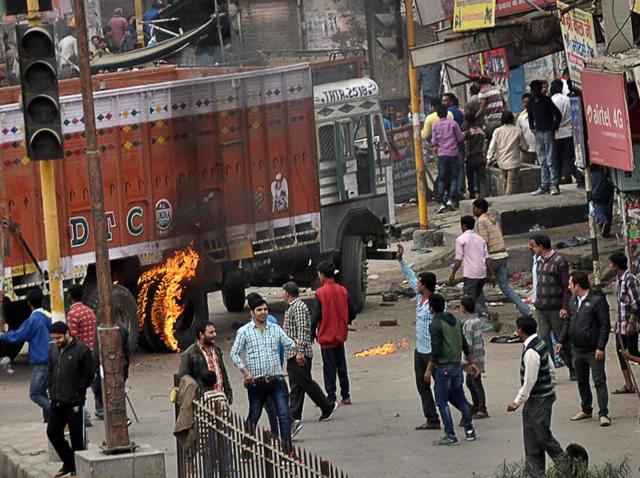 Protesters vandalised and damaged vehicles during quota protest in Rohtak.(AP) Protesters vandalised and damaged vehicles during quota protest in Rohtak.(AP)