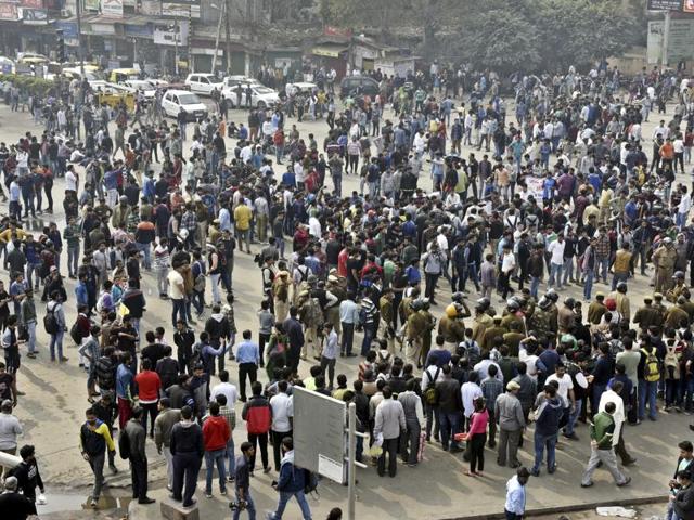 Since Friday, when the agitation turned violent, five protesters have been killed in firing by security forces and Army deployed in eight of the state’s 21 districts.(Mohd Zakir/ Hindustan Times) Since Friday, when the agitation turned violent, five protesters have been killed in firing by security forces and Army deployed in eight of the state’s 21 districts.(Mohd Zakir/ Hindustan Times)