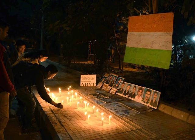 ABVP supporters light candles to pay homage to the Siachin avalanche martyrs at JNU campus. (Vipin Kumar/ Hindustan Times)