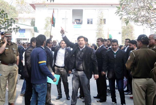 Lawyers raise the Indian flag and shout slogans at Patiala House court, in New Delhi. (HT Photo) Lawyers raise the Indian flag and shout slogans at Patiala House court, in New Delhi. (HT Photo)