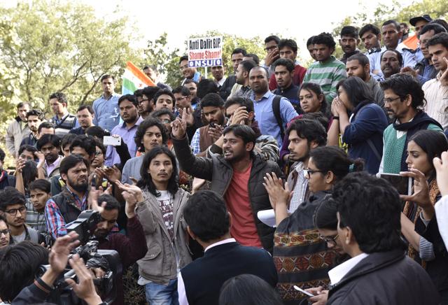 JNU student leader Kanhaiya Kumar (centre) and other students at a protest before the former’s arrest in New Delhi(Sanjeev Verma/HT PHOTO)