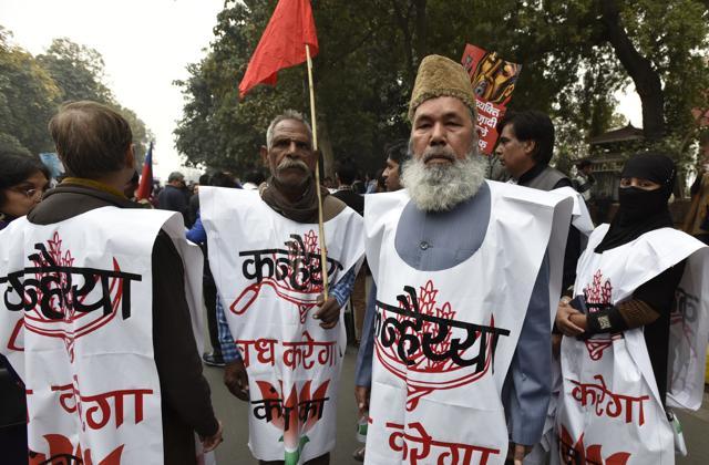 JNU students, professors and CPI party members protest for the release of JNUSU president Kanhaiya Kumar. (Sanjeev Verma/Hindustan Times)