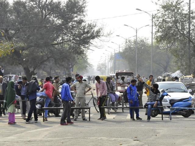 Protesters demanding reservation for Jats block roads at Maharana Pratap Chowk in Gurgaon on Saturday.(Abinav Saha/HT Photo)