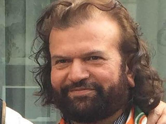 Singer and former SAD leader Hans Raj Hans with Punjab Congress chief Capt Amarinder Singh and other leaders after joining the party at the latter’s house in Chandigarh on Saturday.(HT Photo)