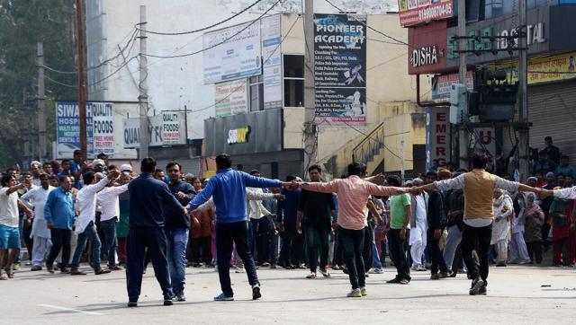 Locals form a human chain to tackle Jats protesting in Rohtak demanding quota in government jobs and educational institutions. (AFP Photo)