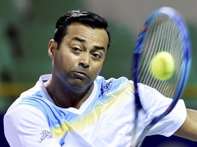 Leander Paes won his first French Open mixed doubles title on Friday, partnering Switzerland’s Martina Hingis.(HT Photo)