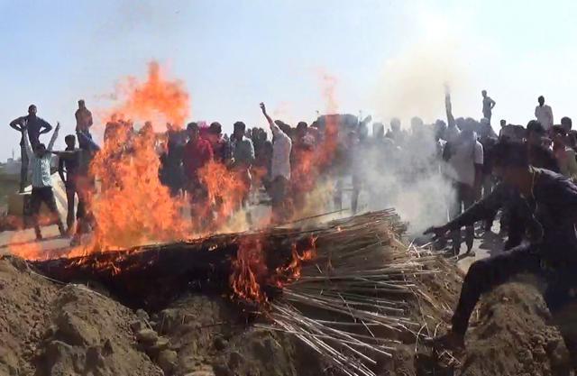 Jats put up a blockade on the railway overbridge (ROB) at Kanjoli Line area on the Bharatpur-Alwar route in Bharatpur, Rajasthan. (HT Photo) Jats put up a blockade on the railway overbridge (ROB) at Kanjoli Line area on the Bharatpur-Alwar route in Bharatpur, Rajasthan. (HT Photo)
