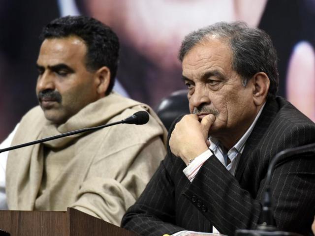 (Left to Right) BJP MP Sanjeev Balyan, Union minister of rural development Chaudhary Birender Singh and Haryana BJP incharge Anil Jain address press conference on Jat agitation in New Delhi on Saturday.(Mohd Zakir/HT Photo)