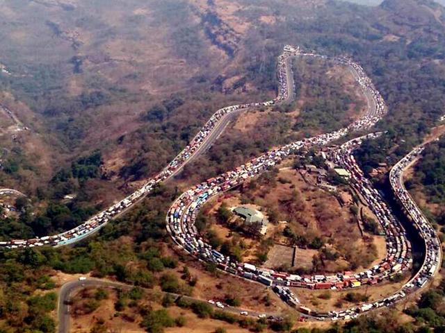 Mumbai Pune Expressway Oil Spill Sparks 10 Hour Jam Hindustan Times This is also india's first six lane expressway. mumbai pune expressway oil spill sparks