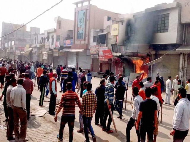Protesting Jat community members in Bahadurgarh, Haryana on February 20, 2016. The community is demanding reservation in jobs and education.(HT Photo / Ravi Choudhary) Protesting Jat community members in Bahadurgarh, Haryana on February 20, 2016. The community is demanding reservation in jobs and education.(HT Photo / Ravi Choudhary)