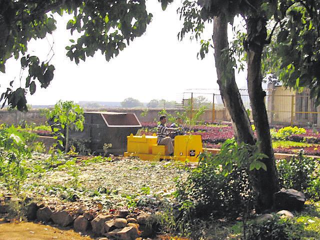 A electric vehicle owned by the NGO collects garbage from various locations across south Mumbai. (HT photo)