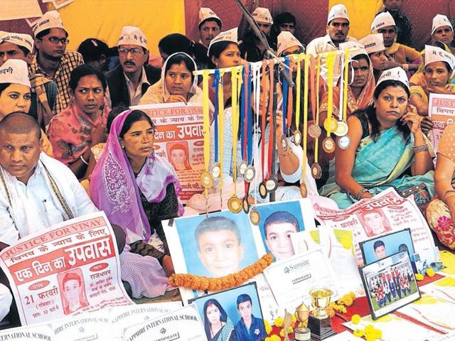 Vinay Mahto’s parents sit on a dharna organised by the Aam Aadmi Party near Governor’s House in Ranchi on Sunday.(Diwakar Prasad/HT photo)