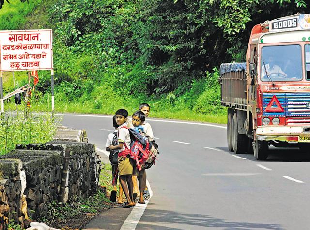 The state has roads measuring about 3.25 lakh km, of which only about 8,000km were notified as national highways and maintained by the central government.(HT file photo)