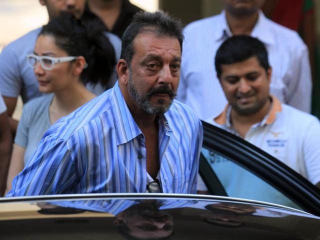 Bollywood actor Sanjay Dutt with his wife Manyata as he leaves his residence to return to jail last year.(HT Photo)