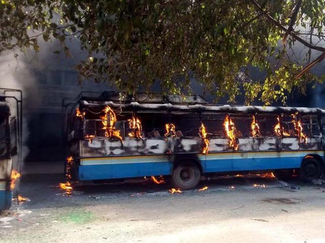Haryana roadways buses set on fire by protesters at Tosham on Sunday. Manoj Dhaka/HT(Manoj Dhaka/HT) Haryana roadways buses set on fire by protesters at Tosham on Sunday. Manoj Dhaka/HT(Manoj Dhaka/HT)