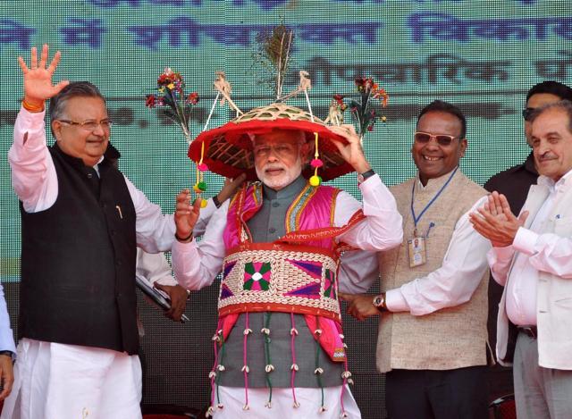 Modi wears a traditional tribal headgear in his visit to Dongargarh in Chhattisgarh). (HT photo)