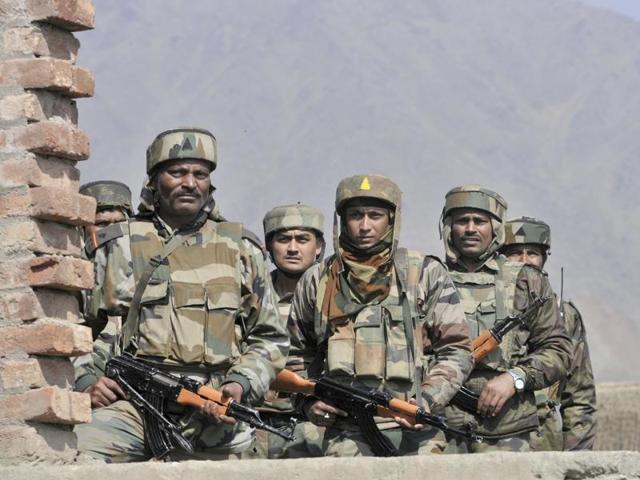 Soldiers stand guard near the encounter site in Pampore.(Waseem Andrabi/HT Photo) Soldiers stand guard near the encounter site in Pampore.(Waseem Andrabi/HT Photo)